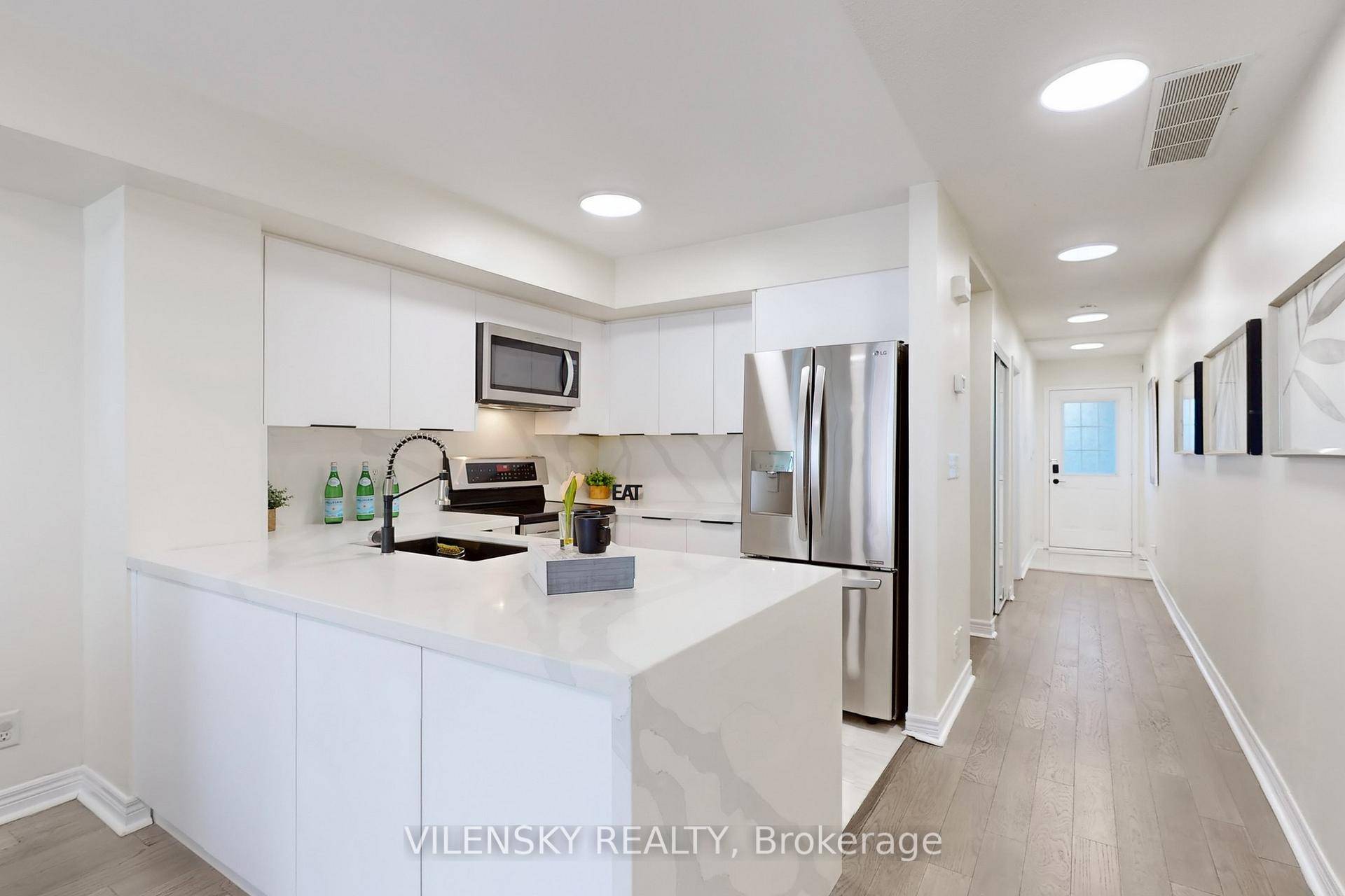 Welcome Home Beautiful Condo Townhome In A Family Friendly Neighbourhood !