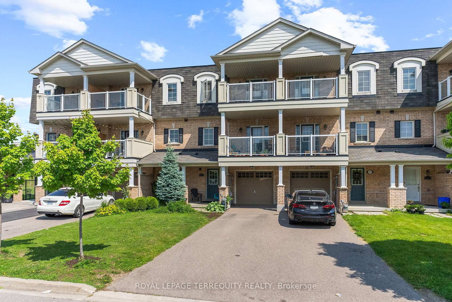 Welcome to 1774 Carousel Mews, a beautifully designed and spacious townhome located in a vibrant and family friendly community.