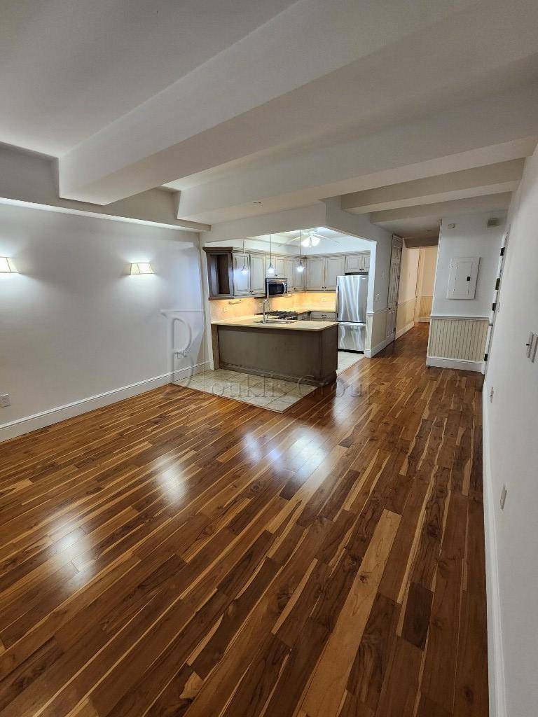 Spacious Rent Stabilized Duplex 2 Bedroom Apartment with 600 SF Private Yard in a Modern 10 Year Old BuildingDiscover an apartment of unparalleled size in Astoria !