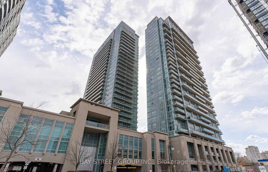 Stunning California Condo, Spacious One Bedroom Den, 585Sq Ft 155Sq Ft Balcony, 9 Ft Ceiling, Floor to ceiling windows.
