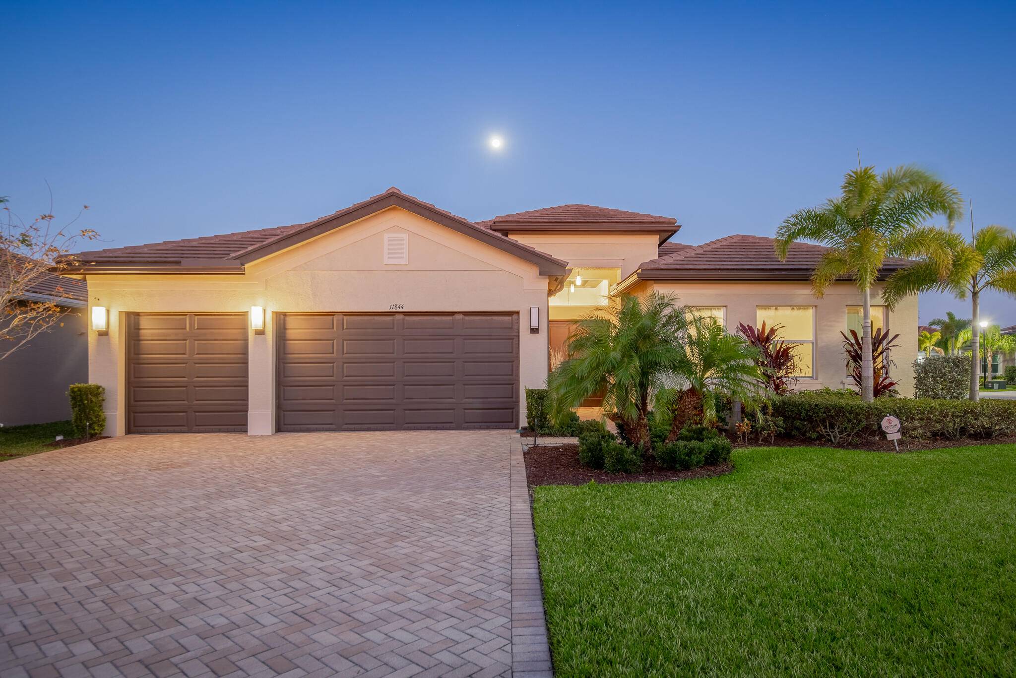 Experience luxury living in the Charleston Grande, the premier model in Valencia Cay at RIVERLAND.