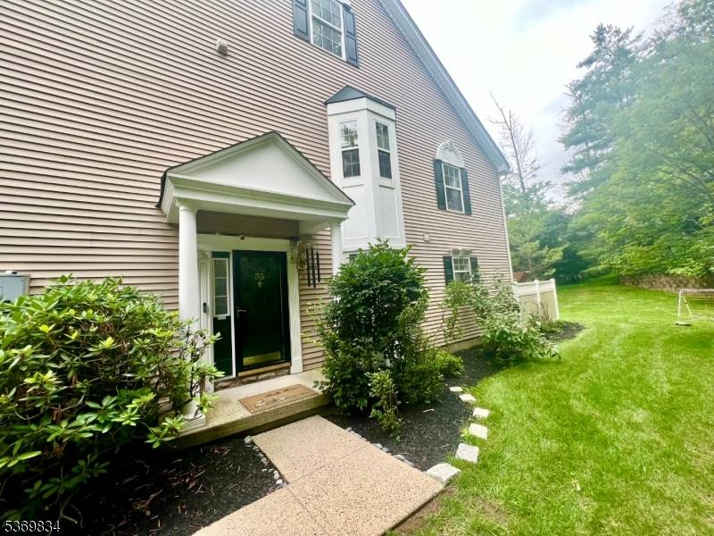 Available on Nov. 11. Welcome to this stunning end unit townhome located in a Cul de Sac in the highly desirable Hamilton Ridge community.