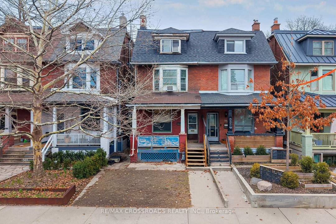 Great Location ! Walk to the Annex, a little Italy, U of T and the Bathurst Subway !