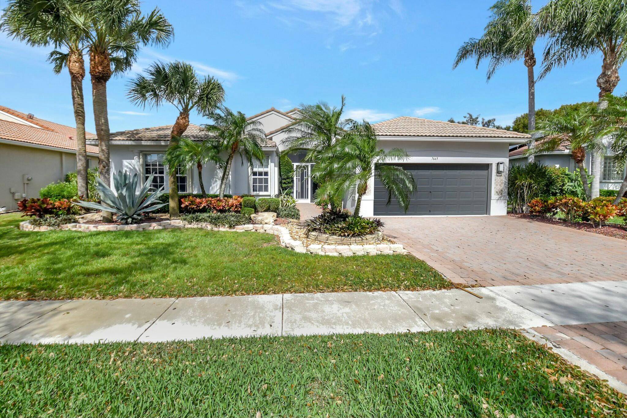 Expanded Governor Model Spacious Thoughtfully DesignedWelcome to the Expanded Governor model, offering a well designed layout with generously sized secondary bedrooms and an expanded breakfast area that showcases beautiful backyard ...