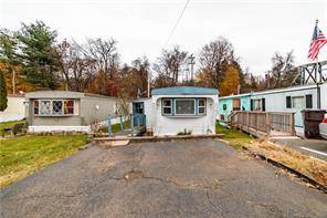 This two bedroom, one bathroom mobile home in Middletown, CT, is conveniently situated near stores, colleges, and restaurants.