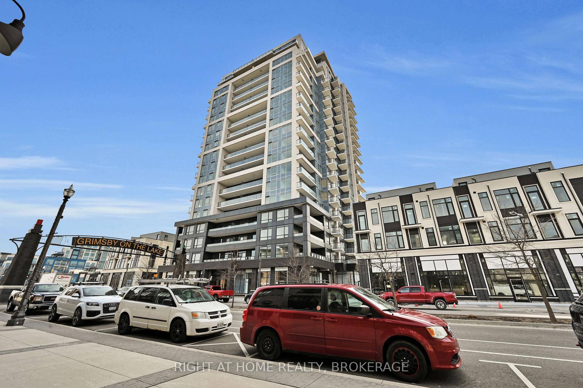 Gorgeous 1 Bedroom Den, 2 Bath Condo in Grimsby Beach !