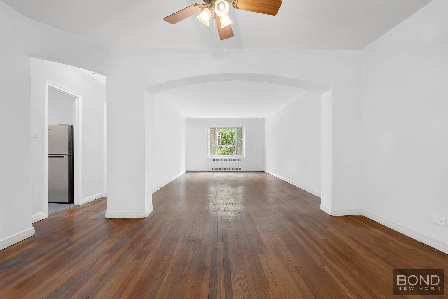 This expansive one bedroom estate condition residence is ready to become your dream home !