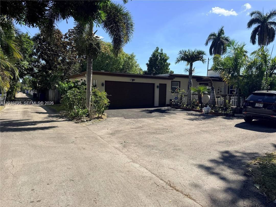 ONE STORY FAMILY HOME NO HOA, THREE BEDROOMS, THE THIRD BEDROOM IS IN THE GARAGE WITH PRIVATE ENTRANCE, 2.