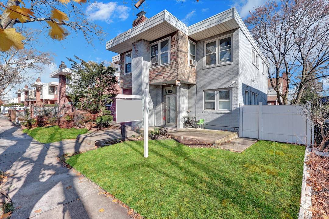 Beautiful semi detached single family located in Bellerose.