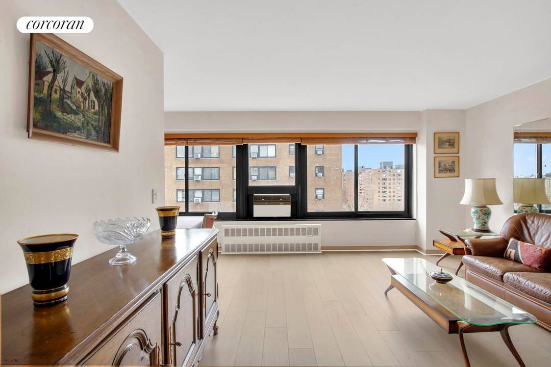 OH, Saturday, April 4th BY APPOINTMENT Perched on a high floor, and with new floors just installed, this bright 2 BR 1 BA residence offers expansive views of Manhattan and ...
