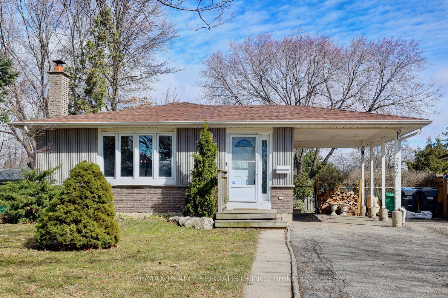 Fantastic 3 bedroom bungalow located in the sought after area of Sheridan Homelands.