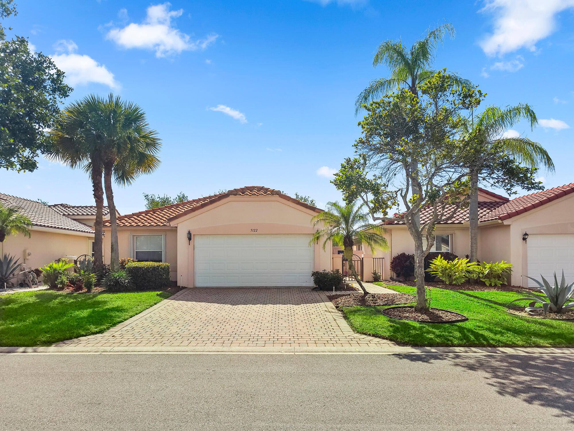 WARM AND INVITING ! THIS BEAUTIFUL EXPANDED DORSET MODEL WAS CUSTOMIZED BY THE ORIGINAL OWNERS !