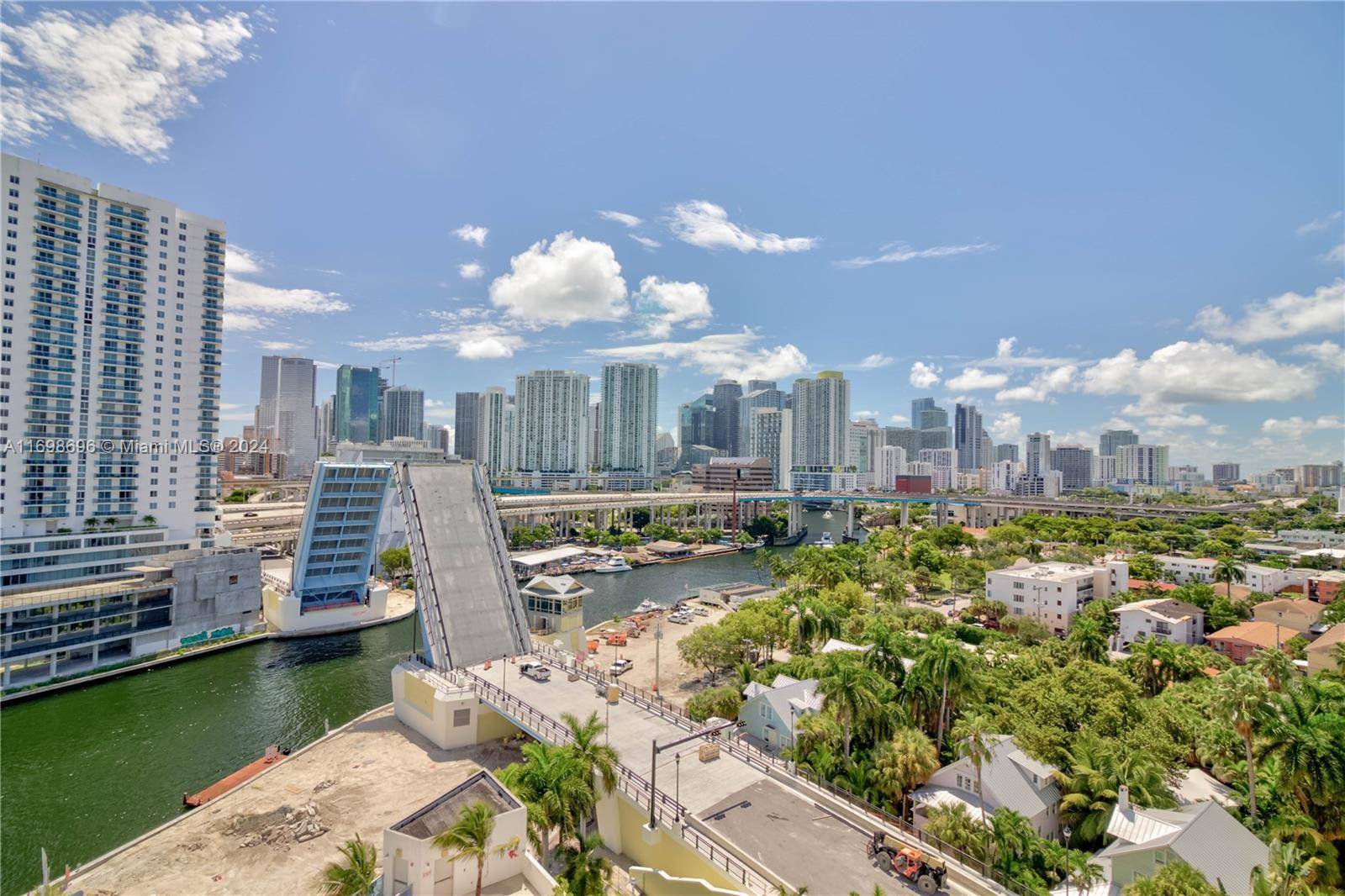Fantastic 2 bedrooms loft style apartment with 2 bathrooms and a large balcony with views overlooking the Historic Riverside, Brickell and Downskyline.