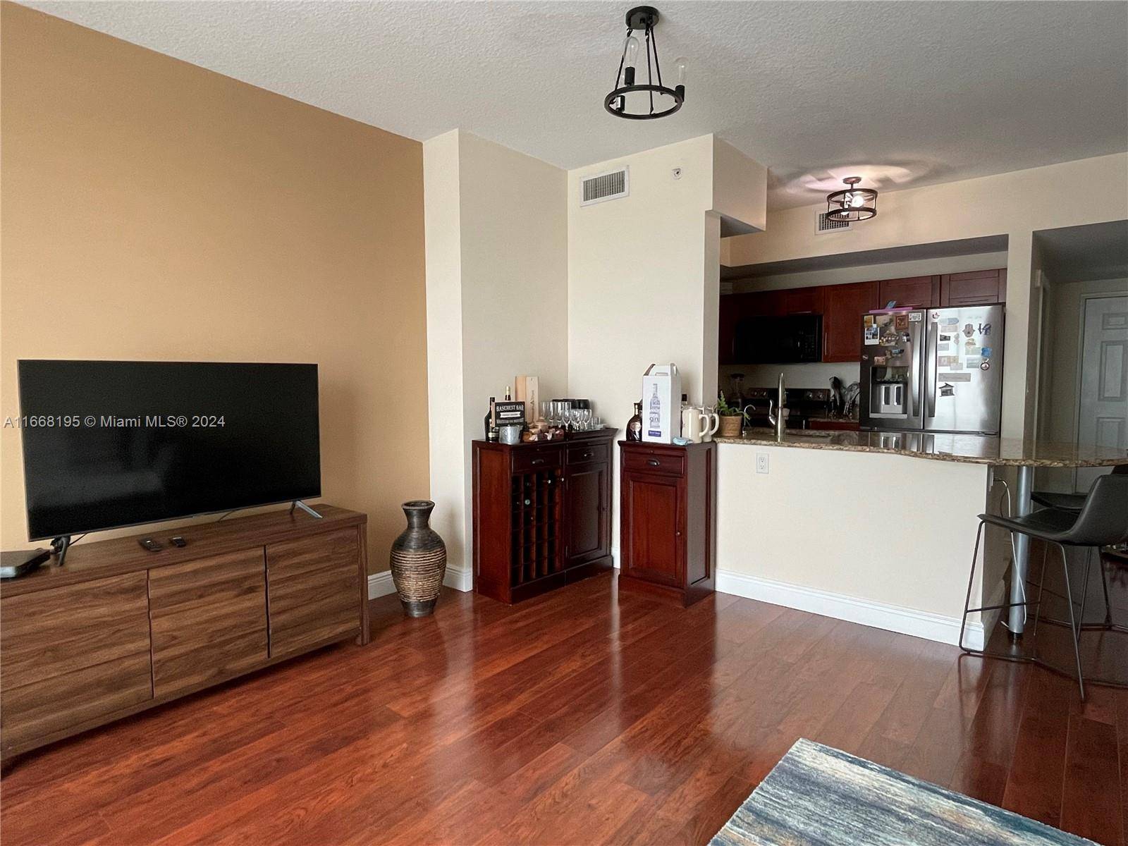 Spacious and comfortable apartment in centrally located Downtown Dadeland.