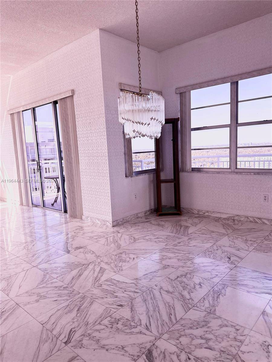 Views from this bright 2B 2B condo on the PH 5 h Floor of Del Prado Aventura.