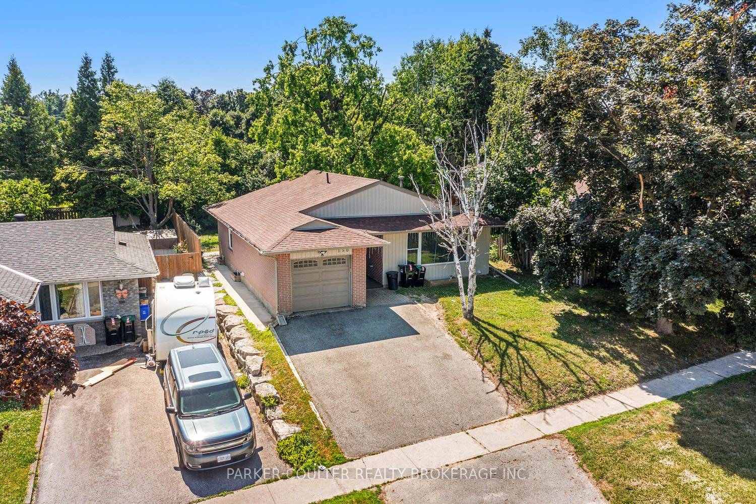 Located near RVH and Georgian College, this well presented legal duplex backs onto Ferris Park, and offers easy access to schools, shops, restaurants, local transit, and Highway 400.
