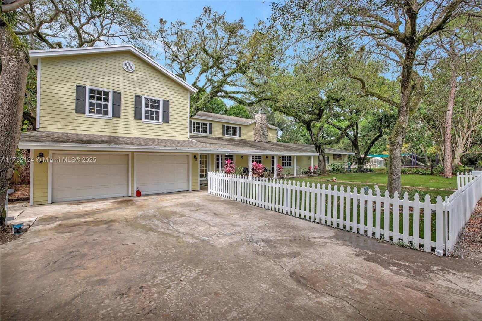 On 26598 SQFT lot size, This home features a main house of 7BD 6BA with a guest house fully renovated 1BD 1BA.