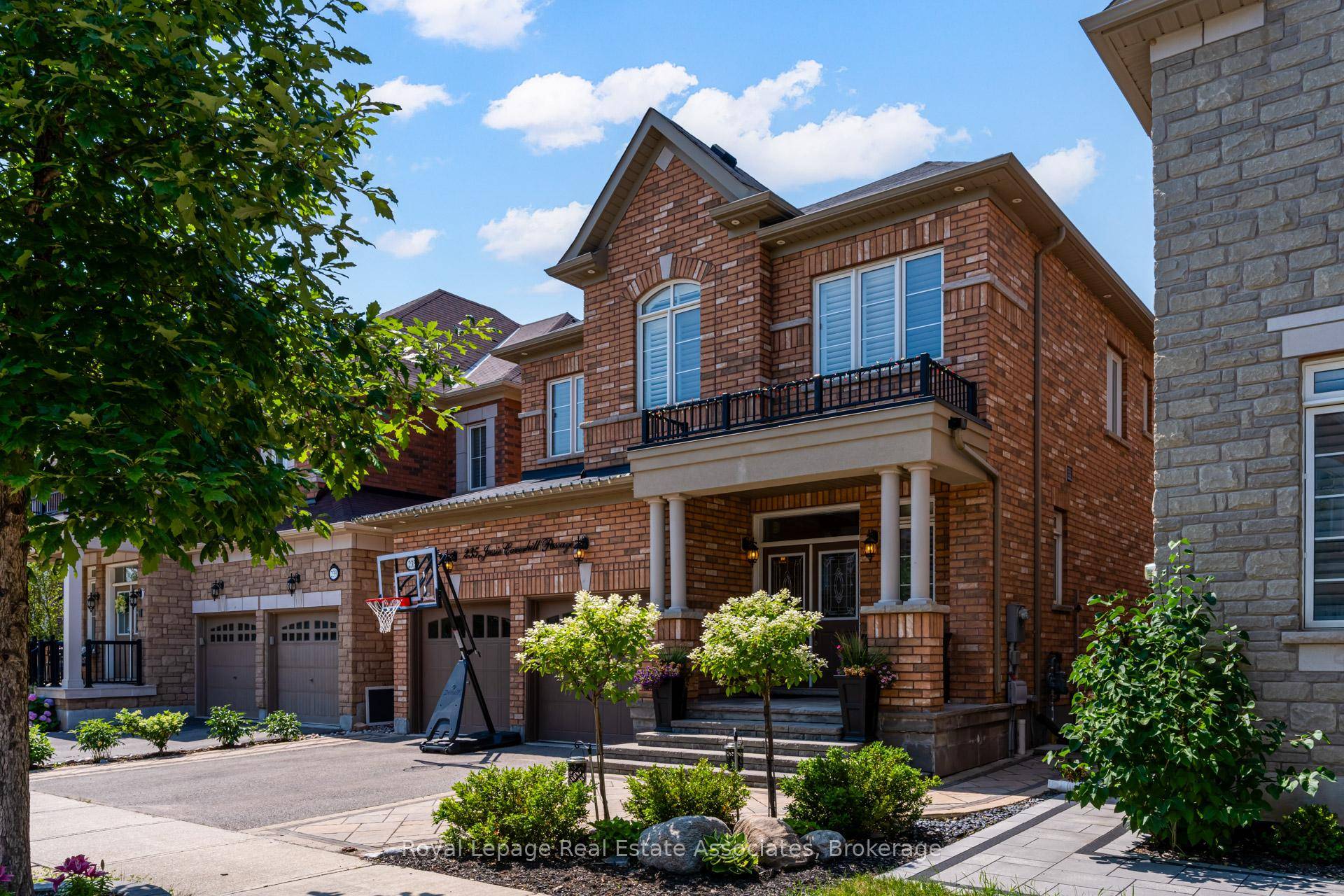 Welcome to this fully upgraded 4 bedroom, 4 1 bathroom detached home located on a quiet street in The Preserve, one of Oakvilles most desirable and family friendly neighbourhoods.