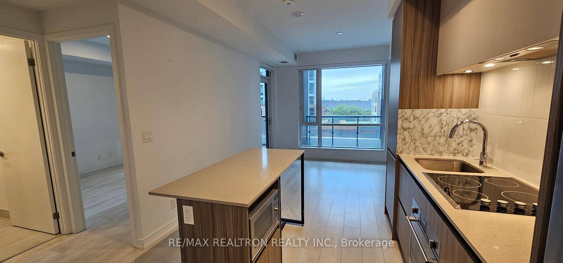Welcome to this beautiful 1 bedroom condo apartment built by Renowned Developer Daniel.