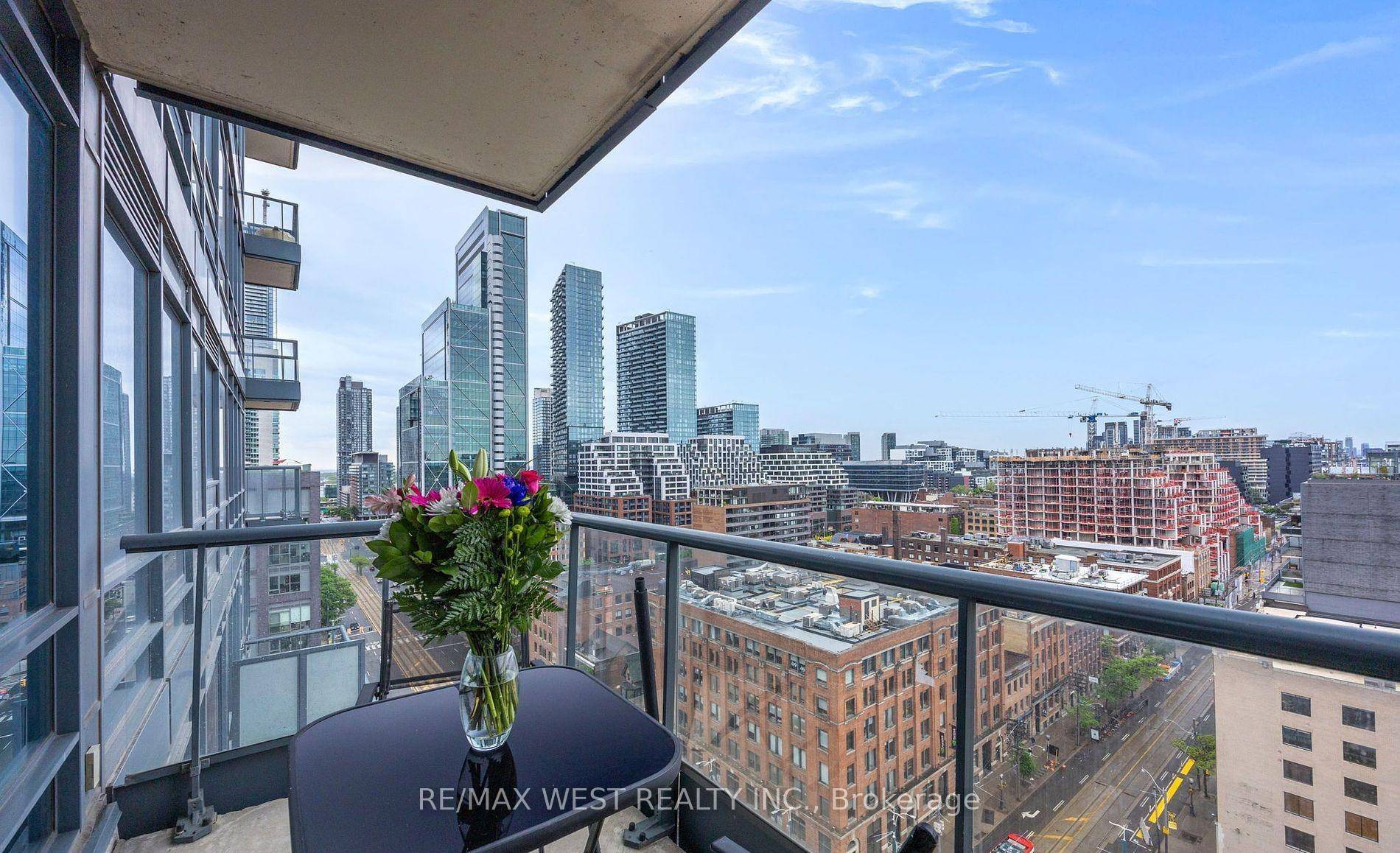 Conveniently located in the heart of King West at King amp ; Spadina, is this stylish and vibrant 1 bedroom fully FURNISHED apartment.