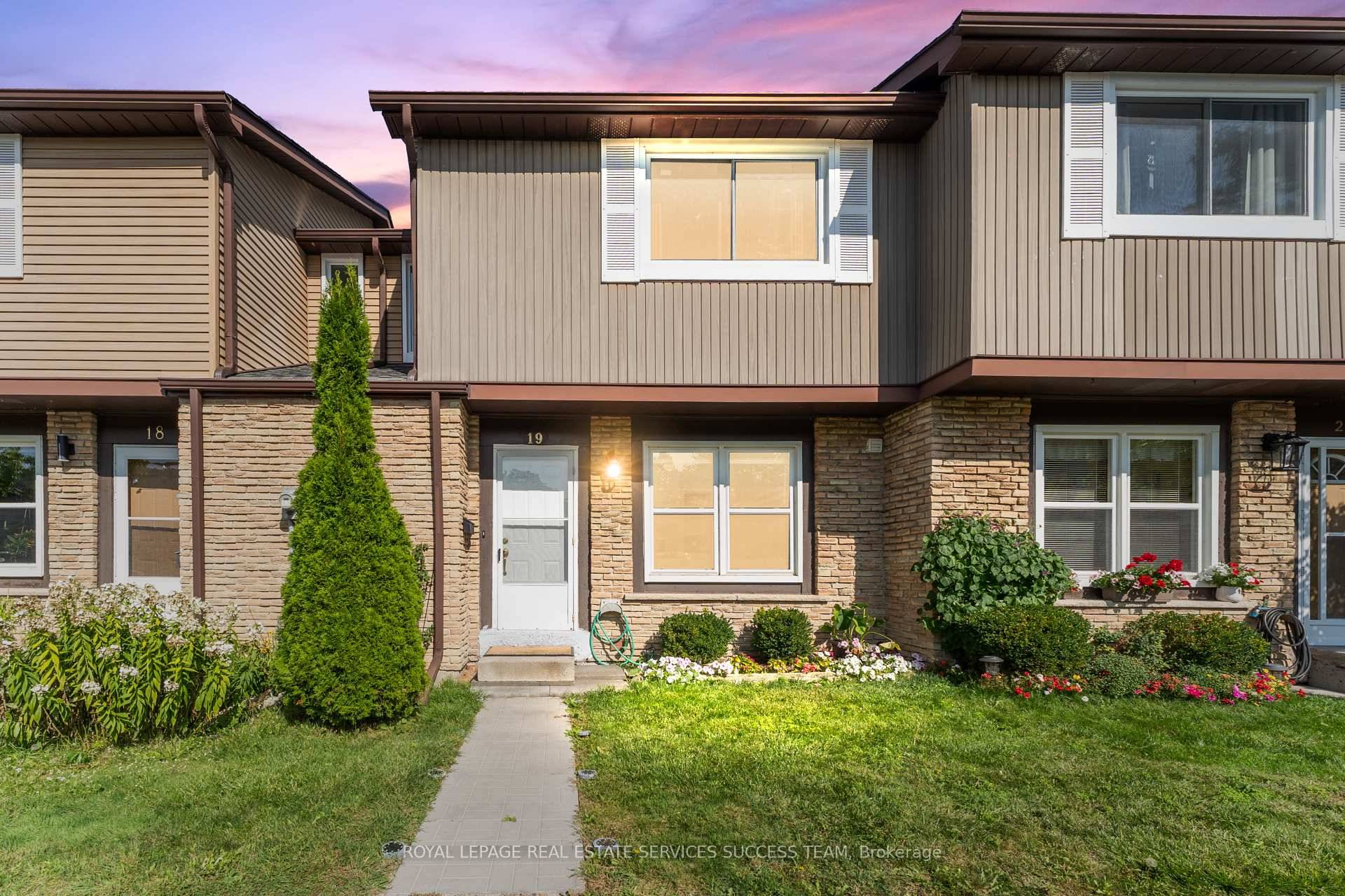 Welcome to this beautiful 3 bedroom, 2 bathroom townhome in the highly desired Streetsville area.