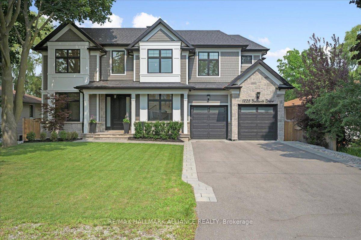 Welcome to this exceptional Keeren Design luxury residence nestled at a quiet cul de sac off Morrison Road in prestigious Southeast Oakville.