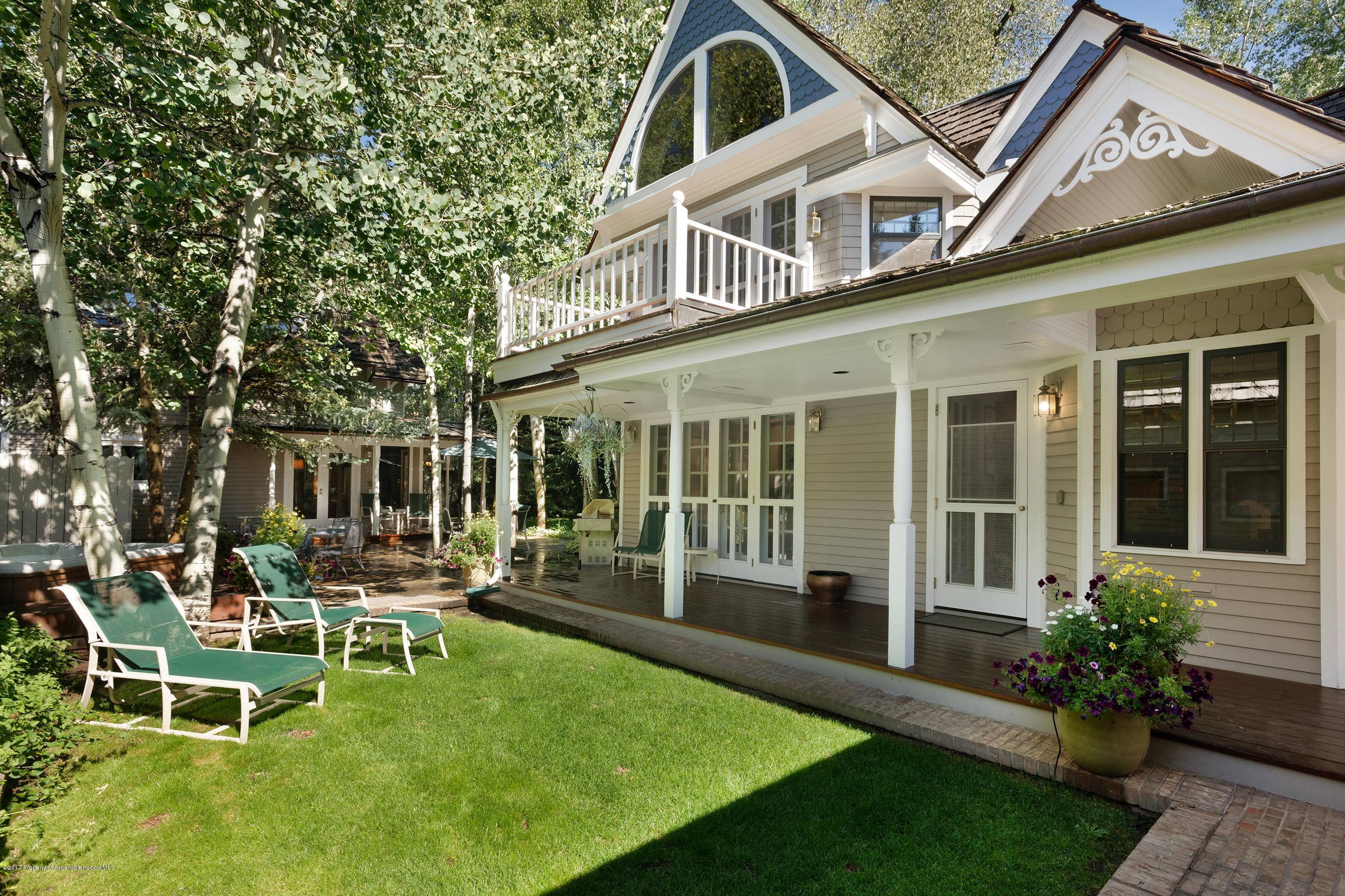 Whether you're traveling with extended family or visiting Aspen with your spouse, this lovely remodeled Victorian situated in the historic West End is less than a mile from Aspen's core.