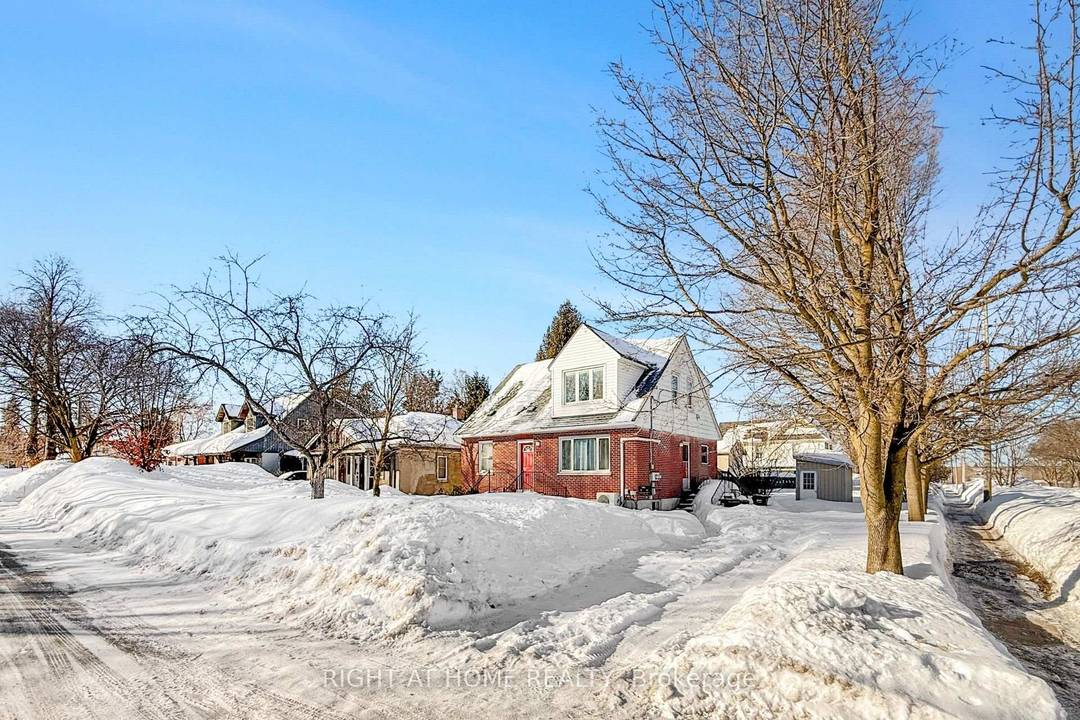 Investor Opportunity or Ideal Multi Family Living in Barrie's Allandale Community !