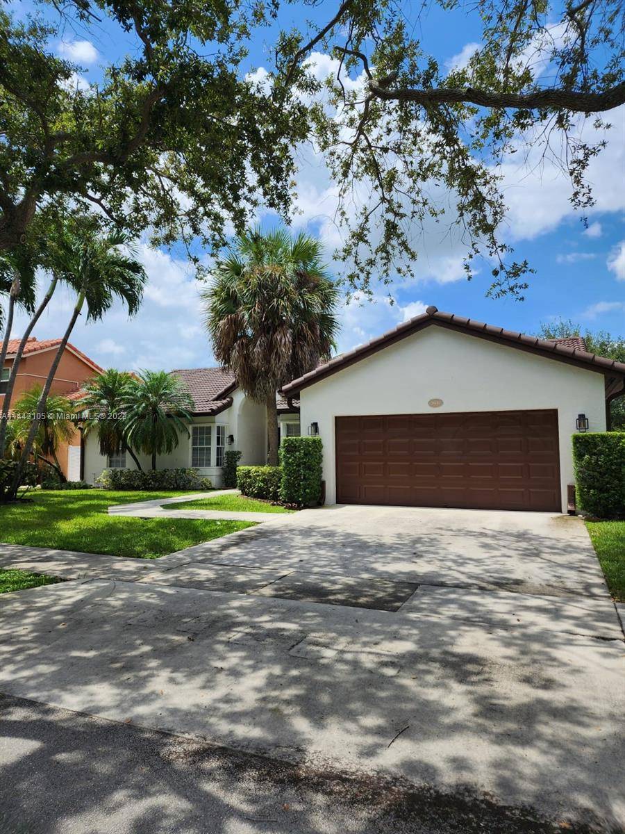 Spectacular Single Family home located in an exclusive area.