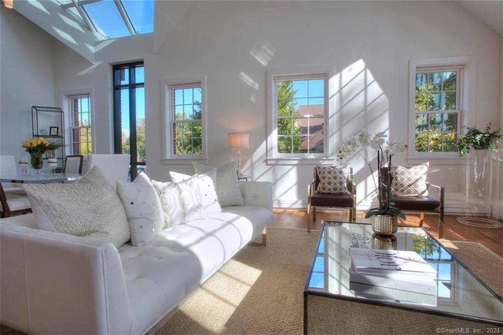 HIGH END LIVING The Bedford Townhouse is located in the Golden Triangle of downtown Westport.