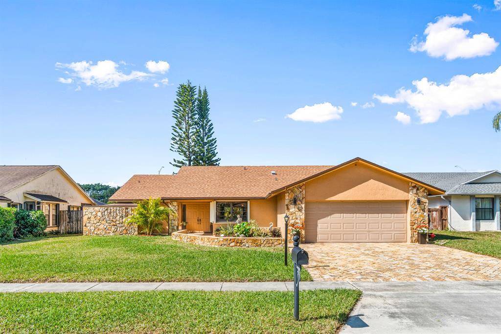 Gorgeous 3 bedroom 2 bath single family home in Boca Fontana.