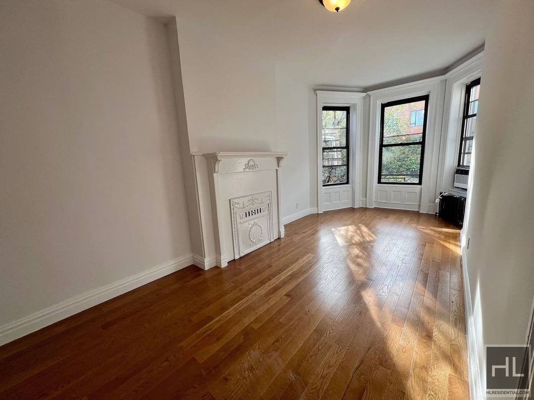4, 200 3BR 2BA Bedstuy Townhouse Original Details amp ; Modern Updates Video available on Instagram nycrooms4nomads 1000sftThermostatIn unit laundry Hardwood floorsClosets throughoutDecorative fireplace Sunny Bay window living room w ...