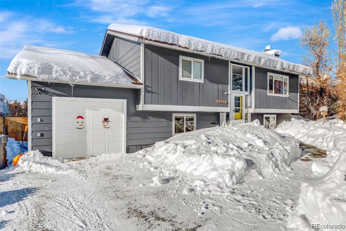 This charming, move in ready, 1700 square foot single family home in Steamboat II has four bedrooms and two baths.