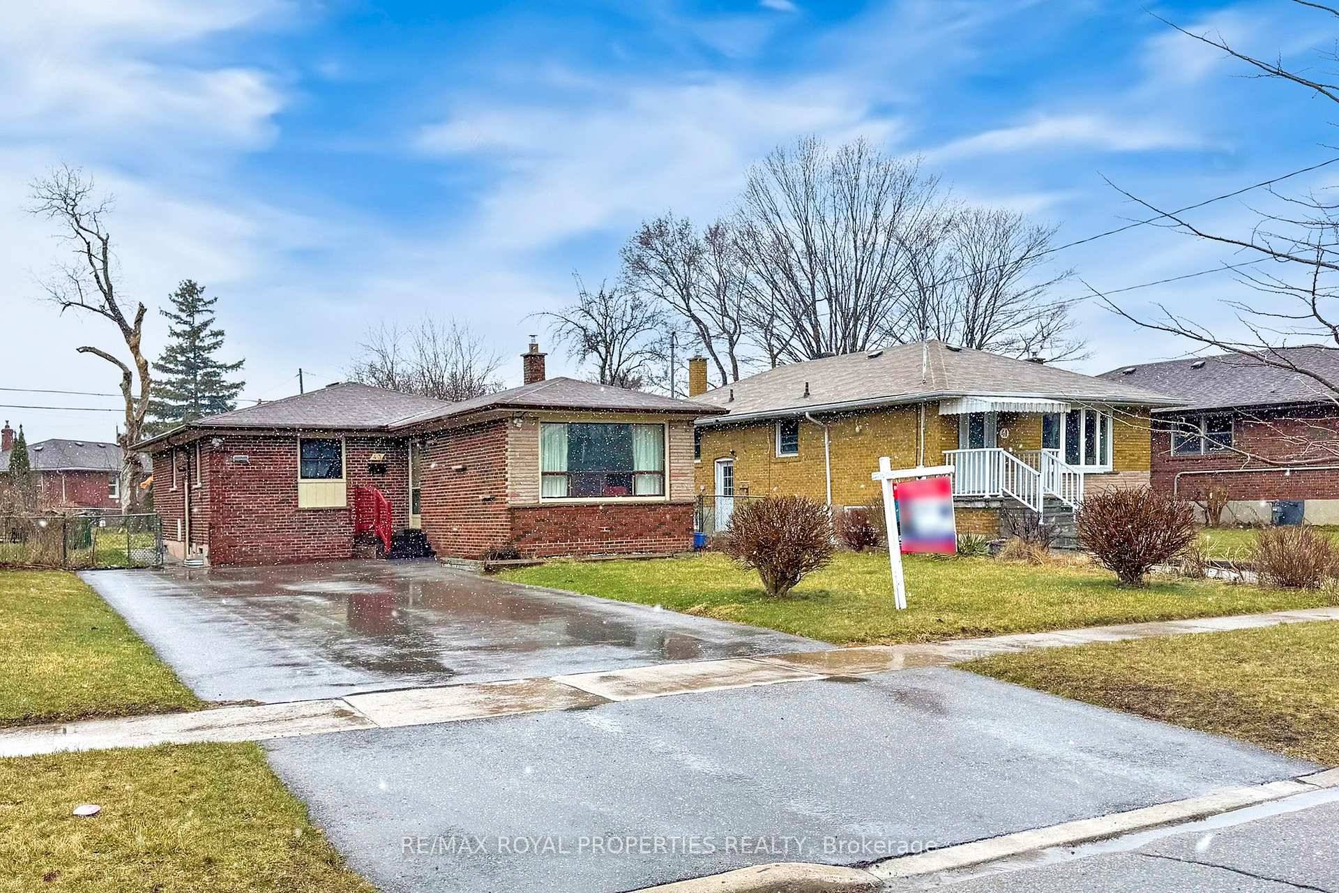 xxx Gorgeous Large 3 Bedroom Detached Brick Bungalow In a Highly Demanding Neighbourhood xxx Dead End Street Very Close To TTC.