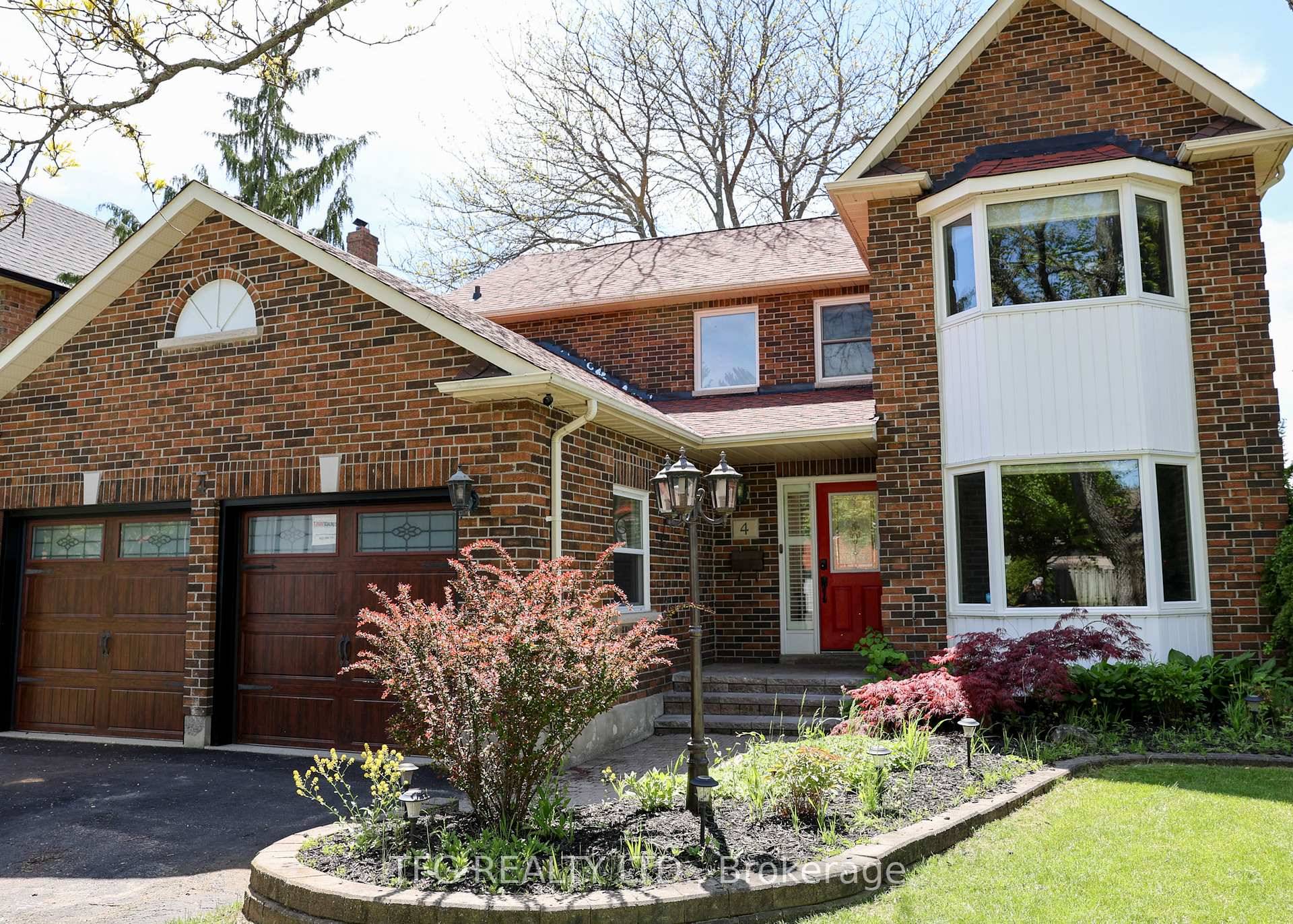 LOCATION LOCATION ! Beautiful detached home in a fantastic location of Courtice.