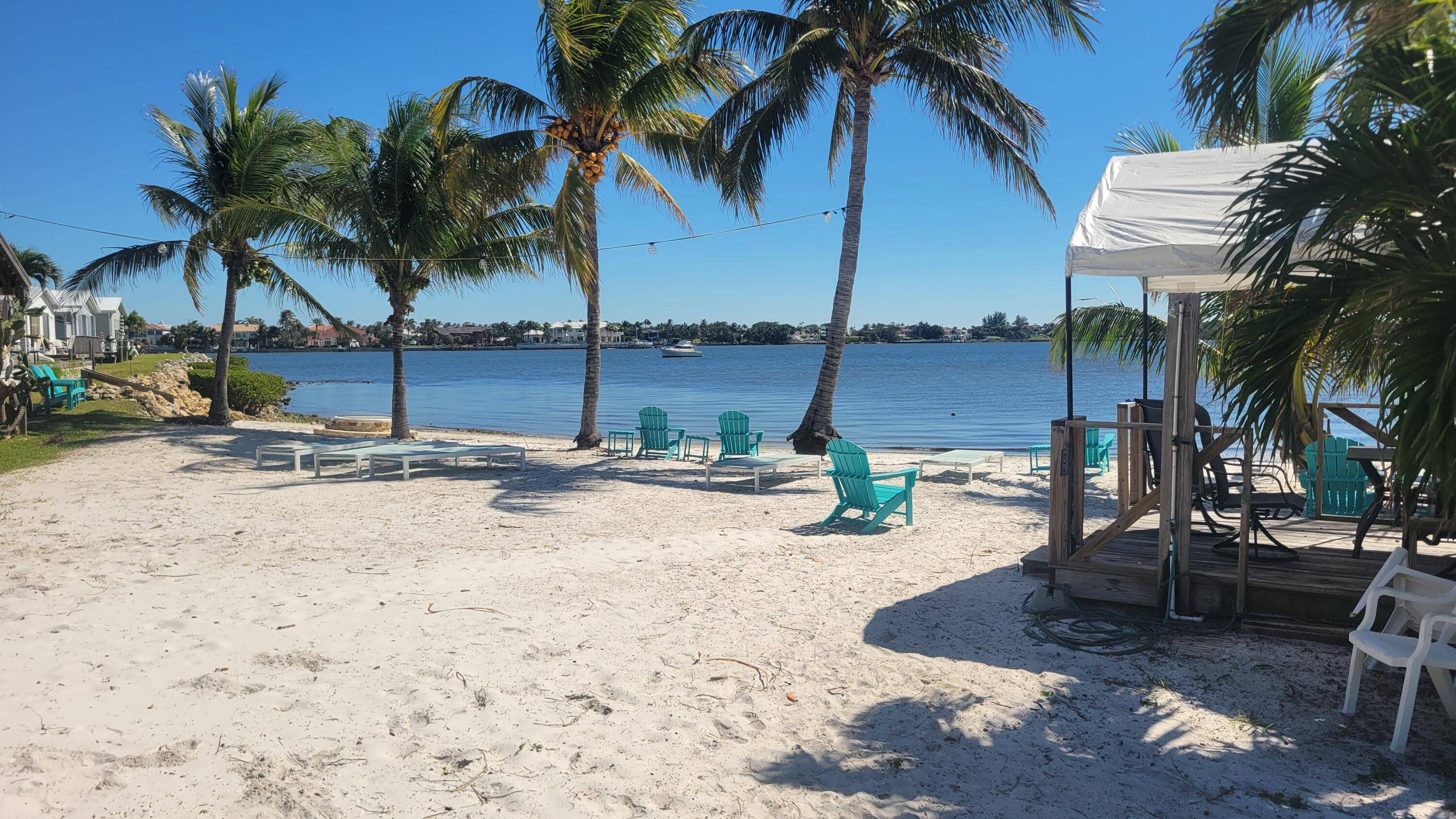 This is a spectacular lot on the water, with a very low HOA payment of 160.