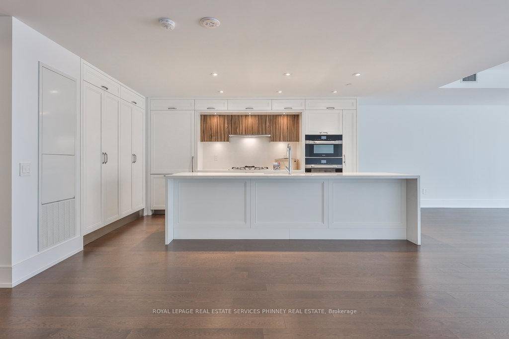Discover unparalleled resort style living on Torontos waterfront in the vibrant Queens Quay neighbourhood.