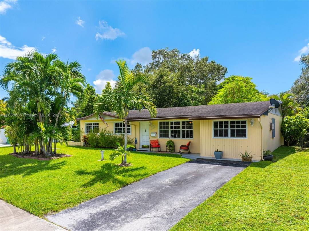 Charming Customizable Home in Prime Location.