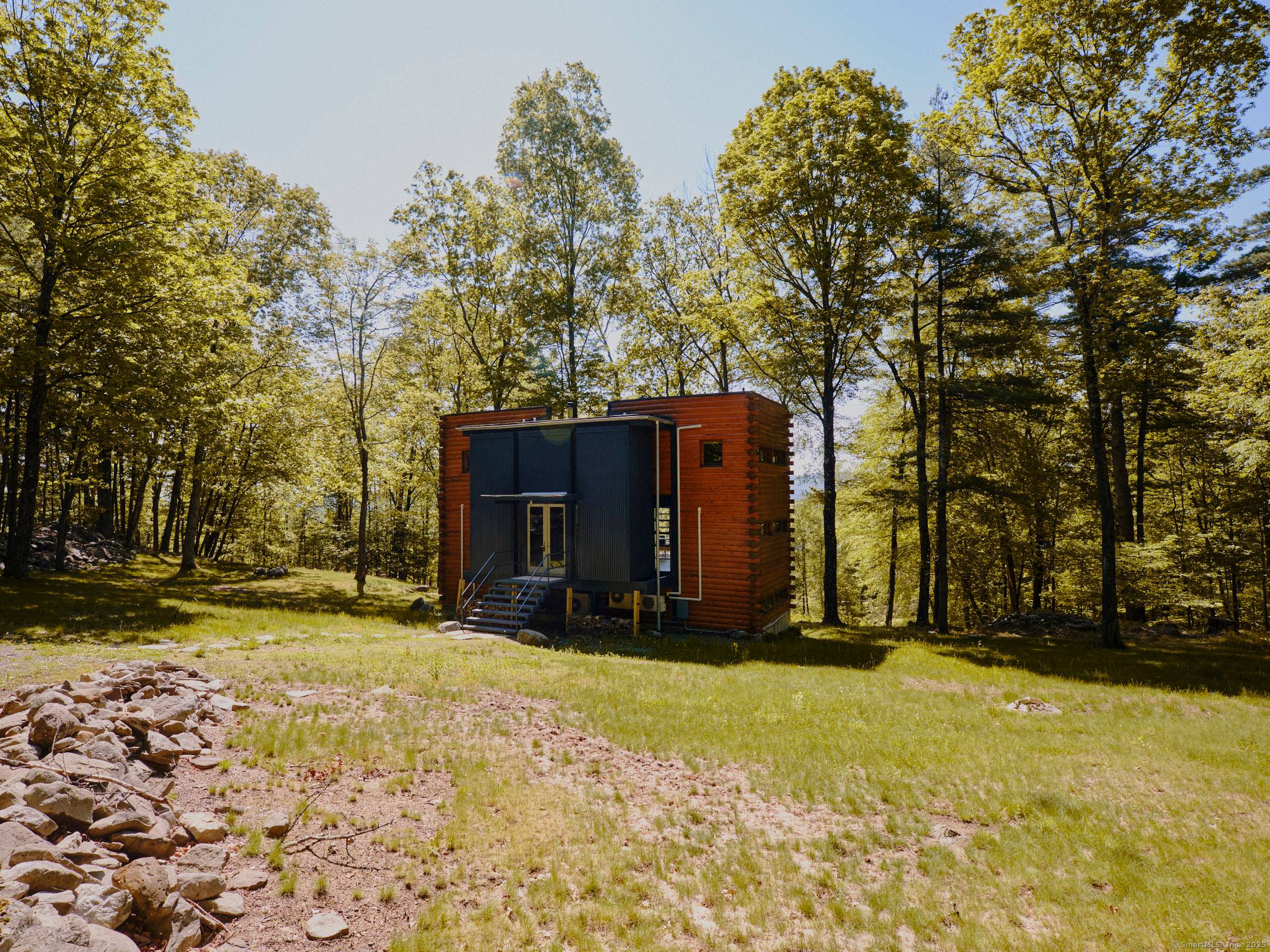Set deep in the woods of Ulster County, The Accord Aerie rises like a modern sculpture, where industrial design meets the tranquility of nature.