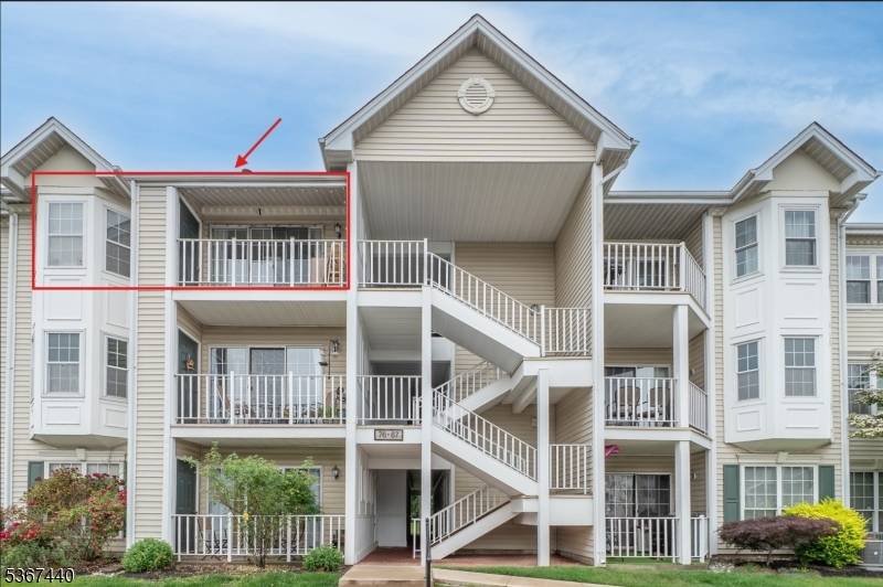 Welcome to this Move in ready 3rd floor condo offering the perfect blend of comfort, convenience, and flexibility !