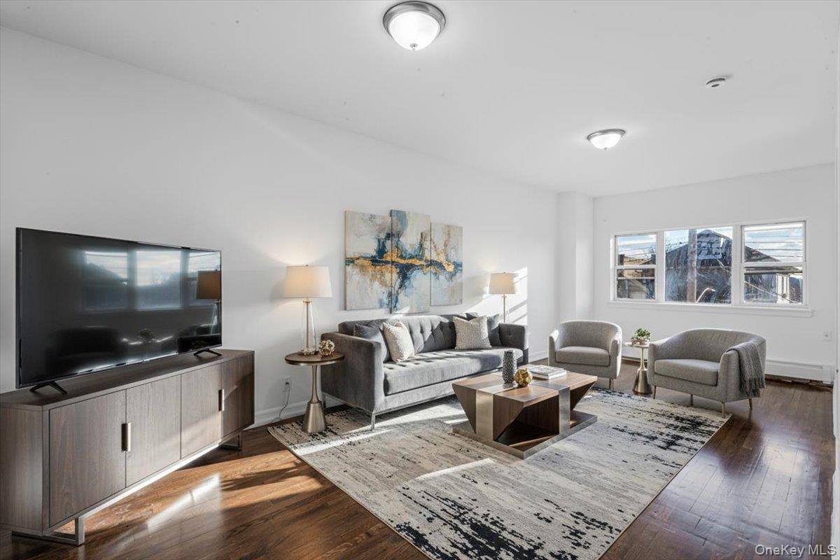 Third 3 floor apartment 3 Bedrooms, LivingRoom, Kitchen, Bath.