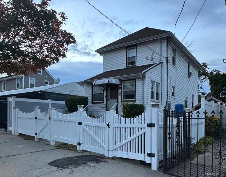 THIS BEAUTIFULLY MAINTAINED DETACHED HOME OFFERS THE PERFECT BLEND OF COMFORT AND FUNCTIONALITY.