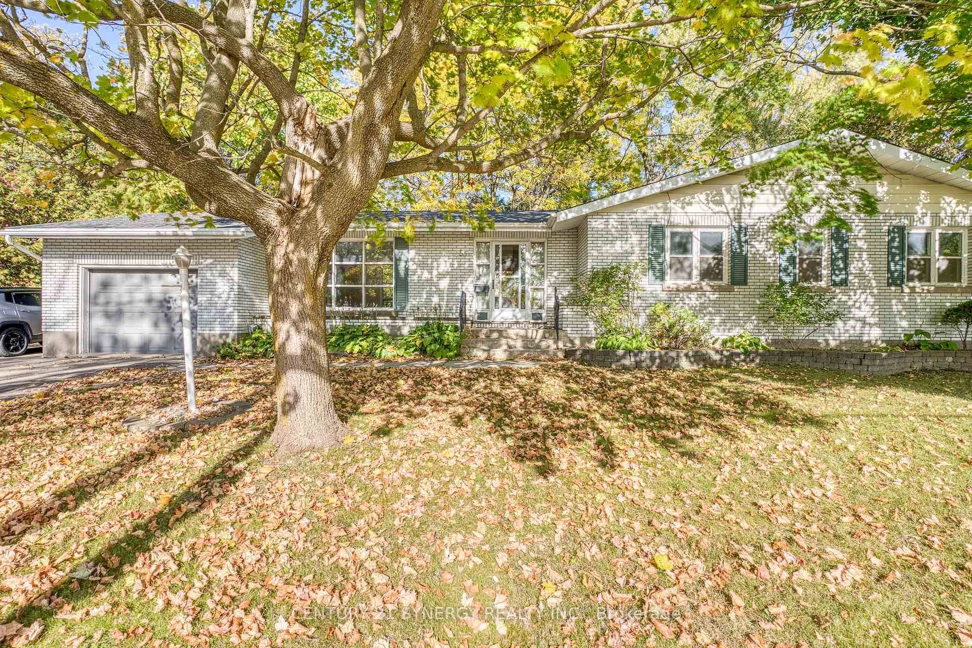 Welcome to this 3 bedroom, 3 bathroom bungalow located in the heart of Perth, just a short walk to shops, restaurants, parks, and all the amenities this charming town has ...