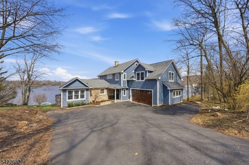 Experience elevated LAKEFRONT LIVING with MOTHER DAUGHTER Setup on Lake Hopatcong, New Jerseys Largest Lake situated in Mount Arlington within 1 HOUR TO NYC !