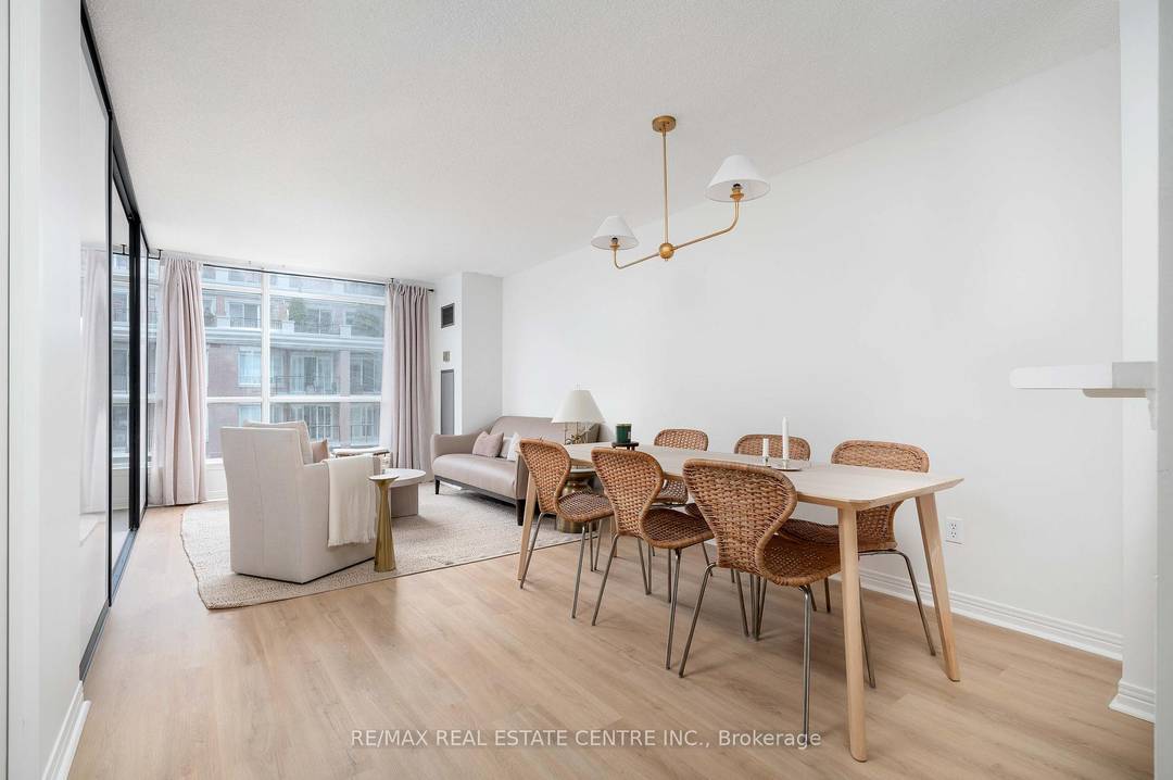 Option to have vacant possession or fully furnished, but either way move in ready, this bright one bedroom condo in the heart of Yorkville offers modern comfort and effortless city ...