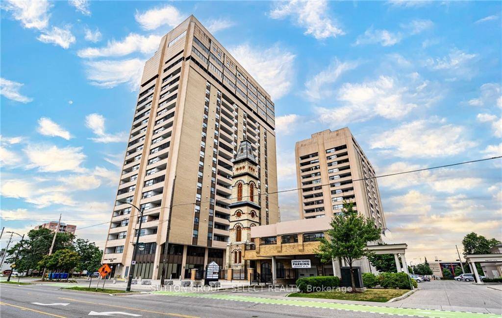 3 bedrooms, 2 bathroom condo with two large balconies on the 19th floor at the London Towers what a view !