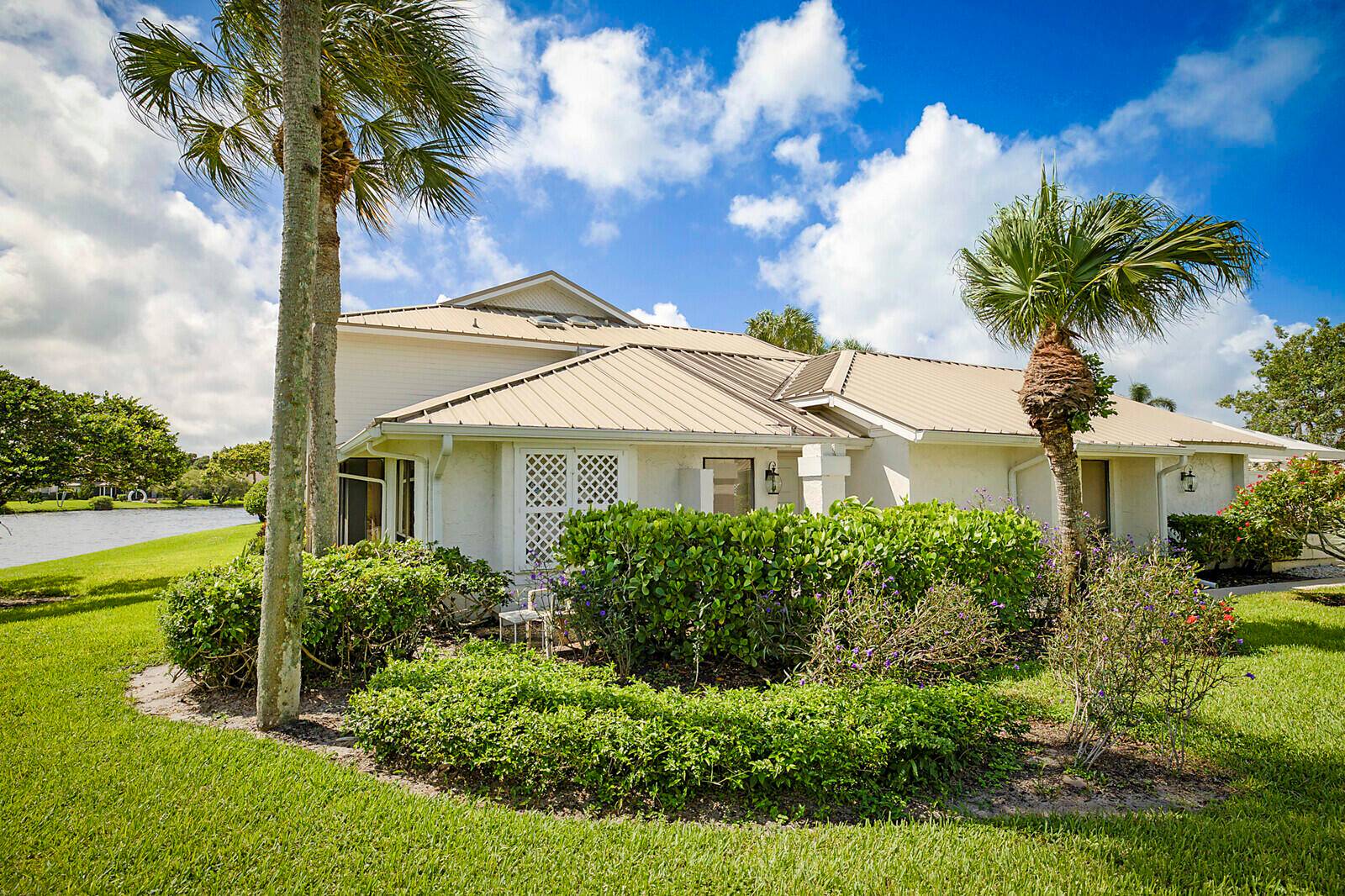 Welcome to this 2 2 villa located in desirable Fox Cross in the gated Mariner Sands community.
