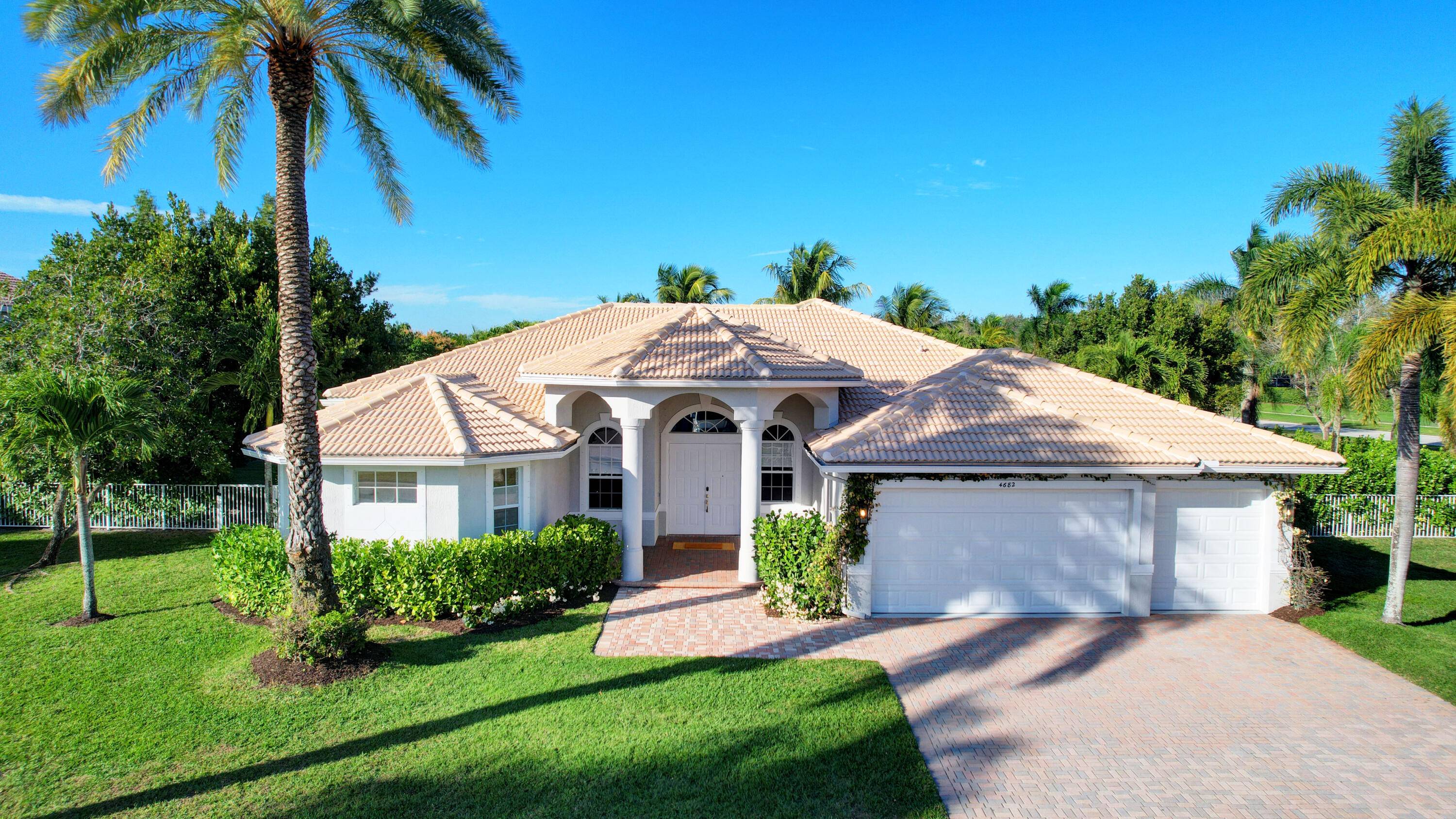 WELCOME to this stunning 5 generous bedrooms3.
