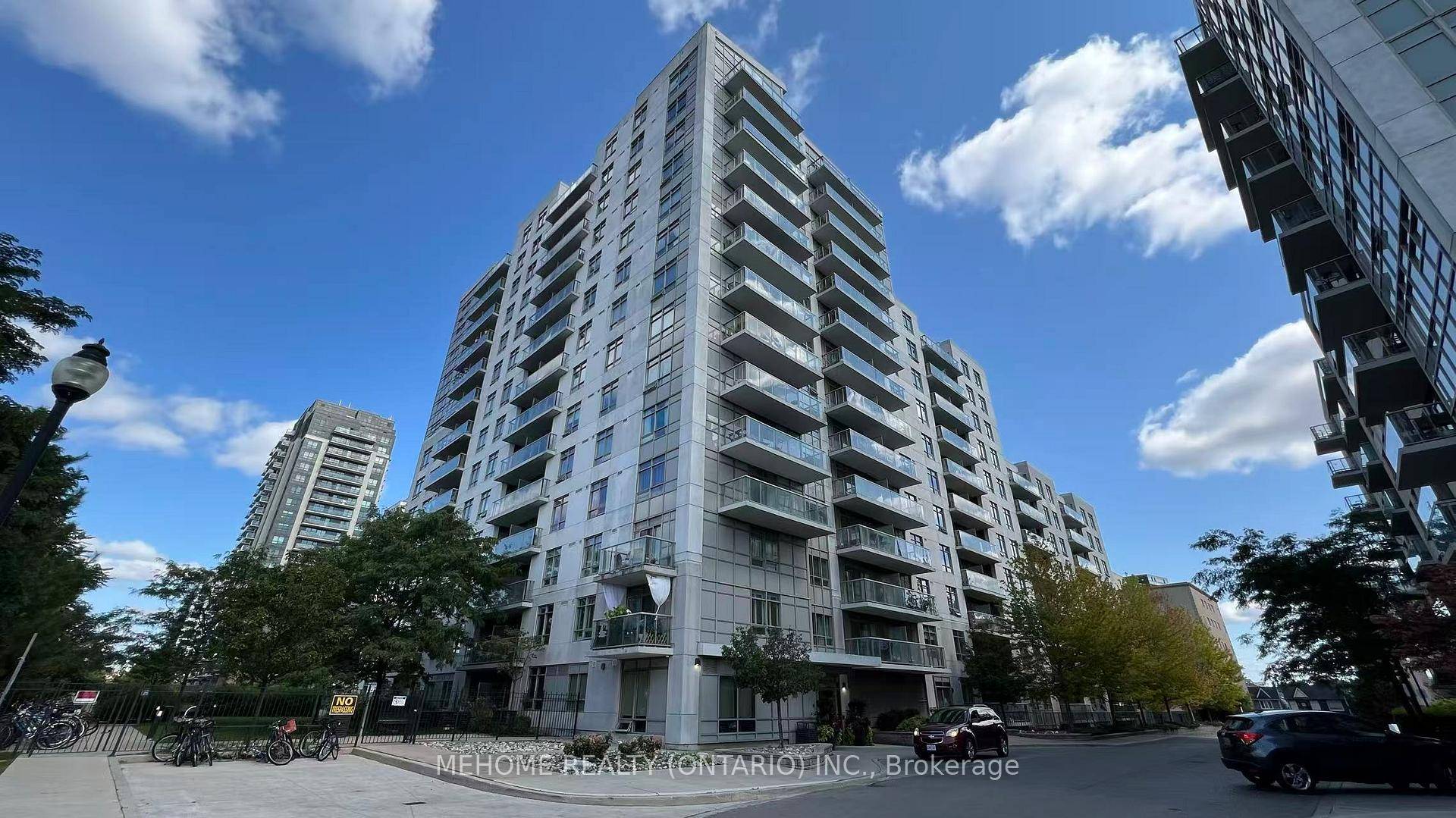 Bright and spacious 1 Den unit in the heart of DT Toronto's west end.
