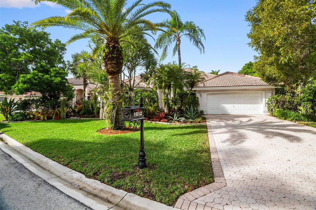 SPECTACULLAR FULLY FURNISHED RESIDENCE LOCATED IN THE EXCLUSIVE GRAND PALM COMMUNITY IN PEMBROKE PINES, THIS SPACIOUS HOME FEATURES 5 BEDROOMS AND 3.